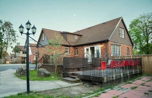 Welland House | HIDDEN GEM in THOROLD 20 min away from the falls /INDOOR HOT-TUB/SAUNA