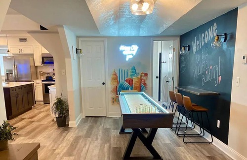Roeland Park House | Hidden Gem Modern Loft