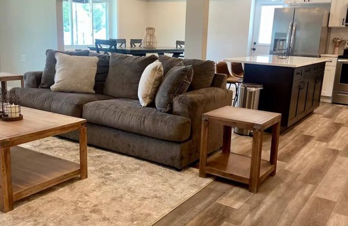 Roeland Park House | Hidden Gem Modern Loft