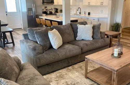 Roeland Park House | Hidden Gem Modern Loft