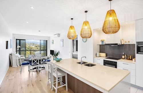 Robina Apartment | Hidden Gem MountView Golf Modern 3B Home w/Parking
