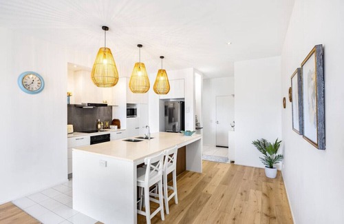 Robina Apartment | Hidden Gem MountView Golf Modern 3B Home w/Parking
