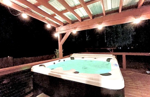 Ruidoso House | Hidden gem next to midtown! Book with us now! Hot tub, grill, private back yard.