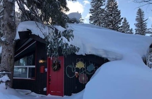 Salt Lake Mountain Resorts Ski Chalet | Hidden Gem! Swiss Cottage Ski Chalet
