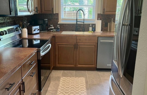 Fayetteville House | Hidden Gem! The Hogspitality House- Perfect Cottage- 5 min to Univ of Arkansas!
