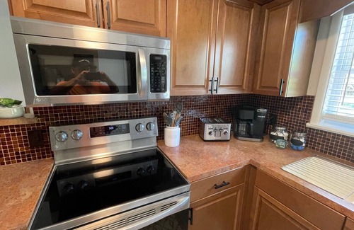 Fayetteville House | Hidden Gem! The Hogspitality House- Perfect Cottage- 5 min to Univ of Arkansas!