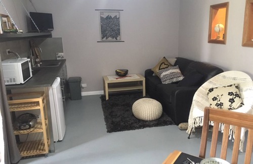 Queanbeyan West Bed & Breakfast | Hidden gem with private walled garden