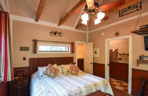 Brenham Cabin | Hidden Grove Secluded Cabin features a Private Hot Tub at Scenic Hill Retreat