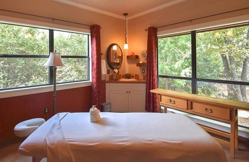 Brenham Cabin | Hidden Grove Secluded Cabin features a Private Hot Tub at Scenic Hill Retreat