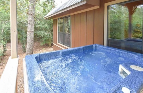 Brenham Cabin | Hidden Grove Secluded Cabin features a Private Hot Tub at Scenic Hill Retreat