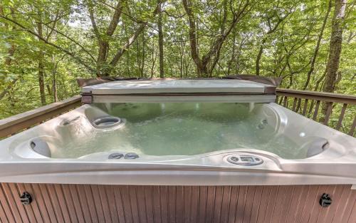 Big Canoe House | Hidden Haven - Steamy Hot Tub Wifi Pet-friendly