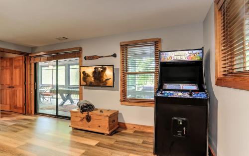 Big Canoe House | Hidden Haven - Steamy Hot Tub Wifi Pet-friendly