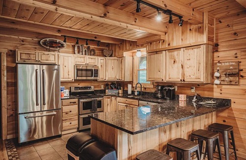 Logan Cabin | Hidden Lake Lodge: Fish, Hot Tub, Wifi, Laundry, + 30 acres in Hocking Hills