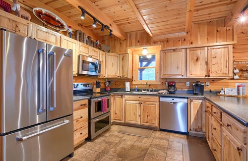 Logan Cabin | Hidden Lake Lodge: Fish, Hot Tub, Wifi, Laundry, + 30 acres in Hocking Hills