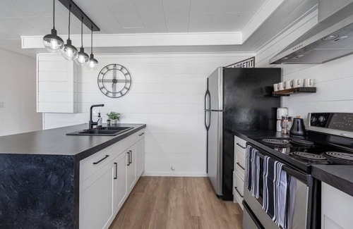 Sylvan Lake Apartment | Hidden Loft | 3-Bedroom | Walk to Beach | Sleeps 6