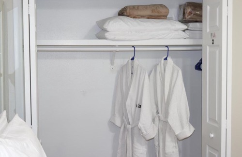 Lakeland Apartment | Hidden Sapphire-Apartment with Kitchen and Laundry