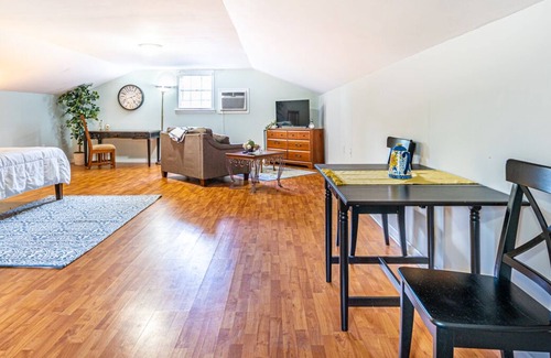Decatur Apartment | Hideaway apartment tucked into Historic District