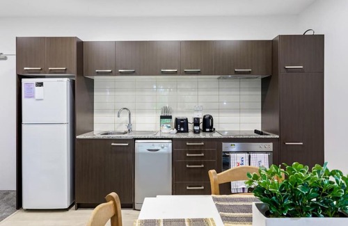 Takapuna Apartment | Hideaway Apartment with pool and free parking