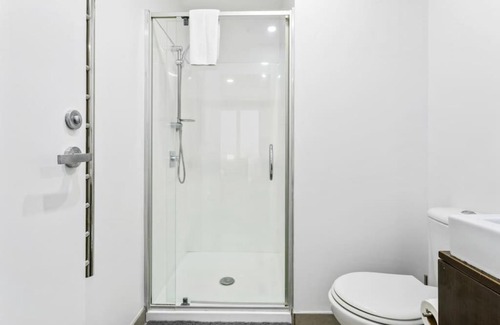 Takapuna Apartment | Hideaway Apartment with pool and free parking