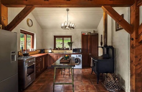 Apollo Bay Cottage | Hideaway Cottage - Secluded Retreat - Pet Friendly