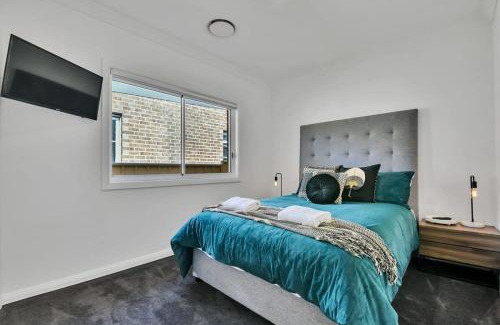 Orange House | Hideaway on Curran - Modern & Comfy Retreat in CBD Firepit