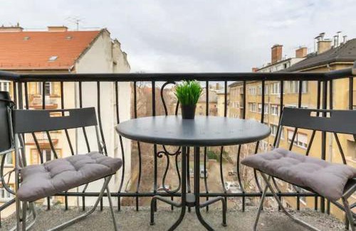 Ujlipotvaros Apartment | Hideaway with Balcony and AC