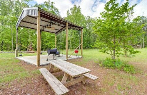 Higden Apartment | Higden Studio with Shared Patio, Yard Games, Grills!