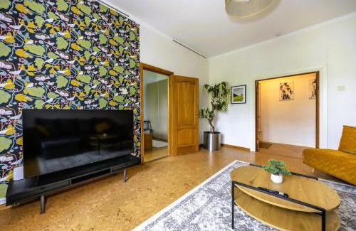 Kesklinn Apartment | High ceilings 75m2 Sleeps 9 Free parking