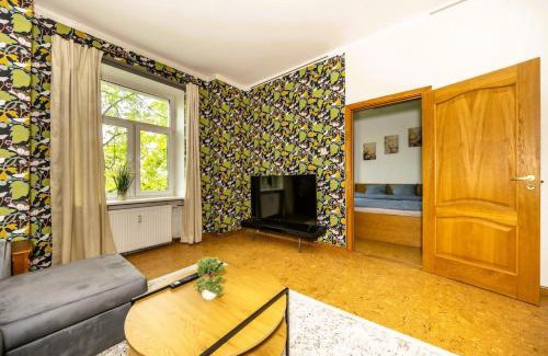 Kesklinn Apartment | High ceilings 75m2 Sleeps 9 Free parking