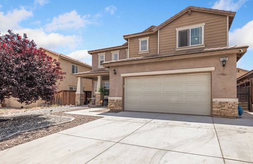 Hesperia House | High Desert Cozy Nest!nBig & Cozy Desert Getaway/4BR 3BA Hot Tub&Fire Pit