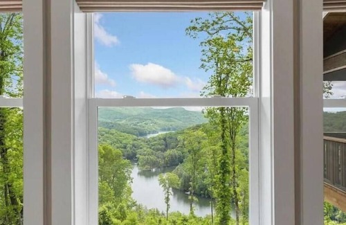 Cullowhee House | High elevation, fabulous Lake Glenville views with lake access!