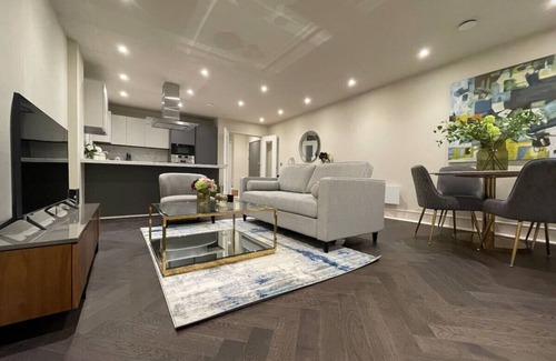 Chigwell Apartment | High End 1 BR Apt, 2 Beds Desirable Chigwell