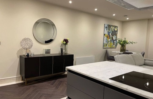 Chigwell Apartment | High End 1 BR Apt, 2 Beds Desirable Chigwell