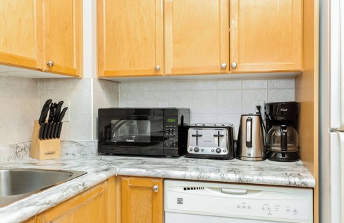 Downtown Mississauga Condo | High-End 2BR/2BA Condo-Steps to Square One Mall