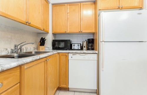 Downtown Mississauga Condo | High-End 2BR/2BA Condo-Steps to Square One Mall
