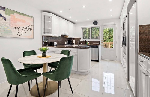 Cote-Saint-Luc House | High end full house sleeps 16. 3 bathrooms. Private Terrace and backyard