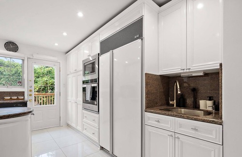 Cote-Saint-Luc House | High end full house sleeps 16. 3 bathrooms. Private Terrace and backyard