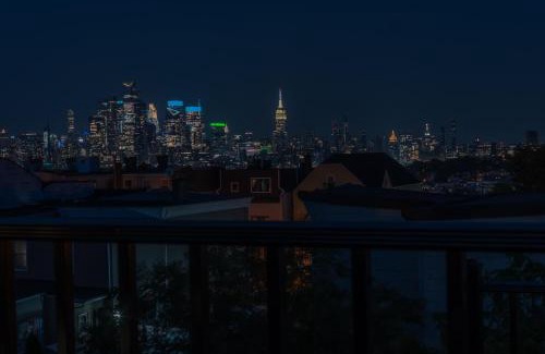 The Heights Apartment | High-end House with 2 FREE Park Spots, rooftop NYC views and backyard with deck, 6BRs, 2FLs plus bsmt, 11 beds, 3 bath, Sleep 19, 20 PERCENT OFF