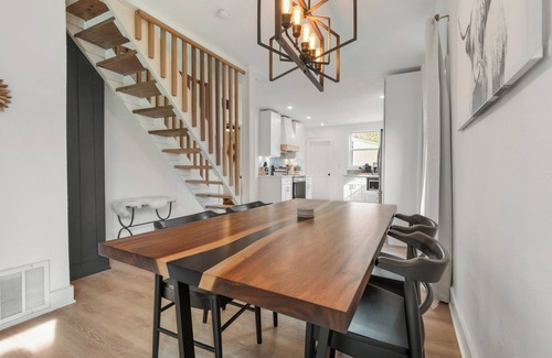 West Plaza House | High End Hygge Scandi Cottage, convenient to Country Club Plaza and Westport