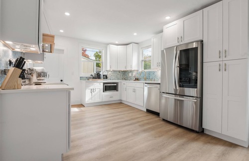 West Plaza House | High End Hygge Scandi Cottage, convenient to Country Club Plaza and Westport