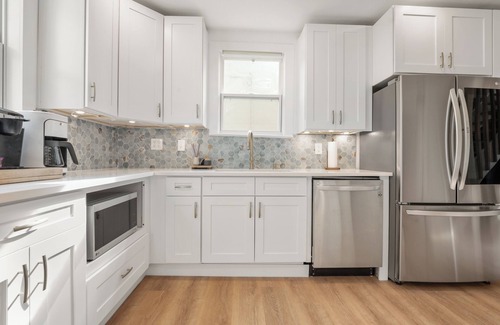 West Plaza House | High End Hygge Scandi Cottage, convenient to Country Club Plaza and Westport