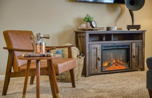 Old Southwest Apartment | High End Midtown Home With Fireplace And Ensuite Baths
