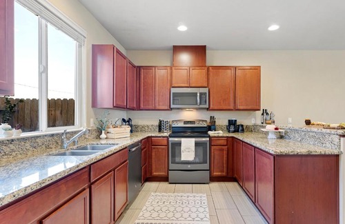 Old Southwest Apartment | High End Midtown Home With Fireplace And Ensuite Baths