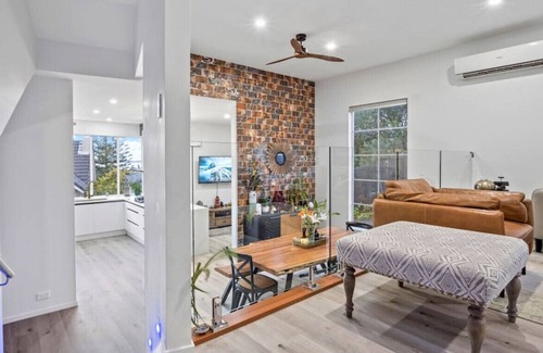 Hillsborough House | High-end Modern Villa Spa Pool & Harbour Views