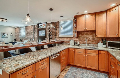 Congress Park Condo | High End & Walkable Congress Park Guest Suite, Steps from Stores & Restaurants!