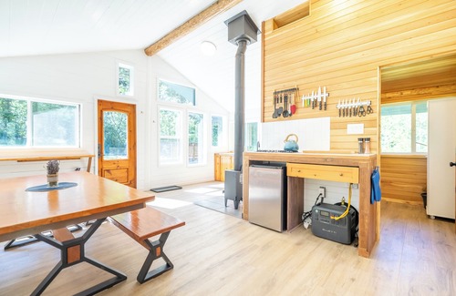 East Kootenay Cabin | High-end wood crafted cabins with stunning mountain views. Off grid & offline