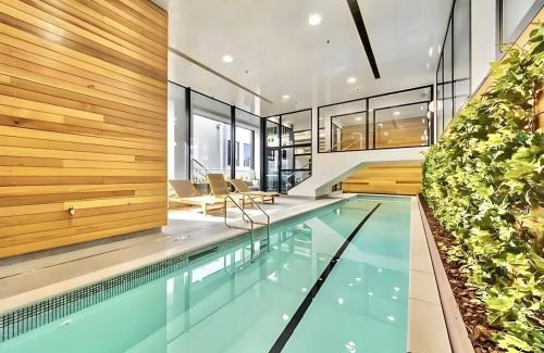Auckland Central Business District Apartment | High-Floor 2BR Apartment Near Sky Tower Pool Gym