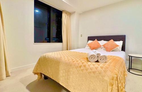 Auckland Central Business District Apartment | High-Floor 2BR Apartment Near Sky Tower Pool Gym