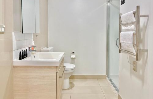 Auckland Central Business District Apartment | High-Floor 2BR Apartment Near Sky Tower Pool Gym