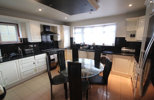 Hillingdon House | High Gables House -A Spacious Four Bedroom home located in Uxbridge.